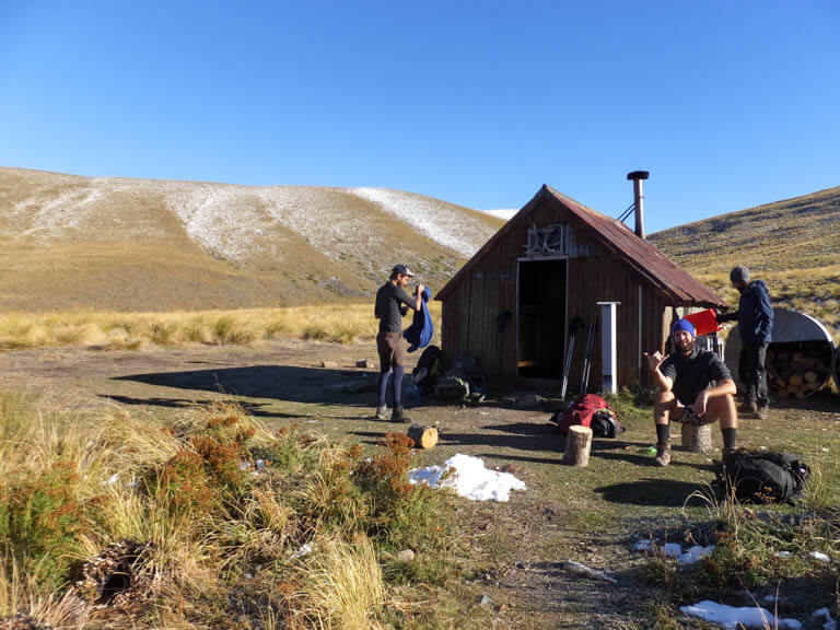 Le Camp Stream Hut, un refuge historique sur le Te Araroa en Nouvelle-Zélande, situé près du Lake Tekapo