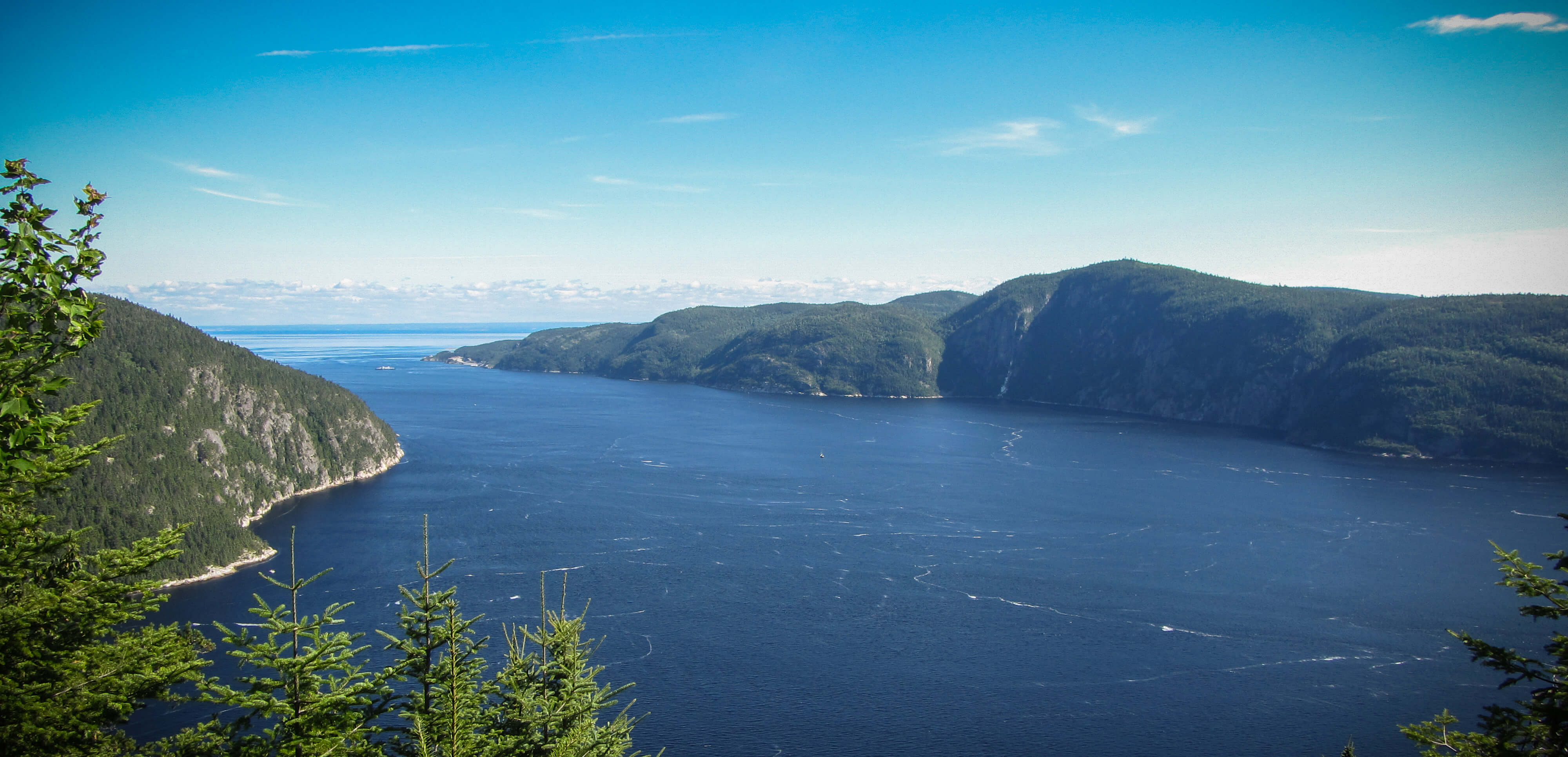 Point de vue en direction de Tadoussac en randonnée en autonomie sur le Fjord du Saguenay au Québec